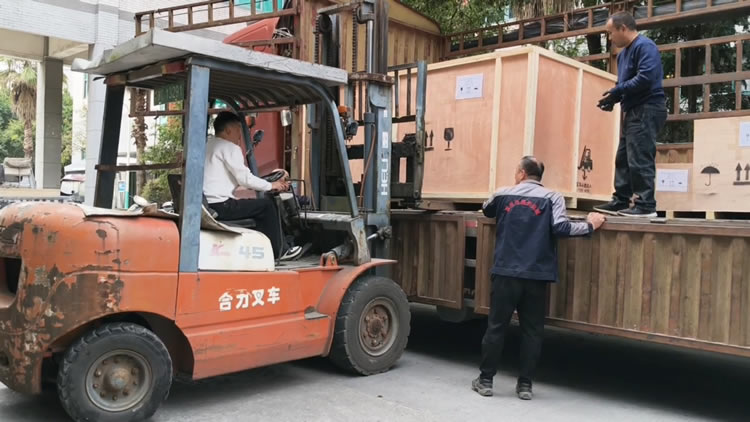 鋁箔分切機(jī)裝車發(fā)貨